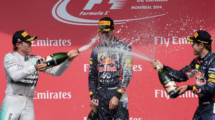Ο Ricciardo υπομένει στωικά το μπάνιο με σαμπάνια από τον 2ο Rosberg και τον 3o Vettel.